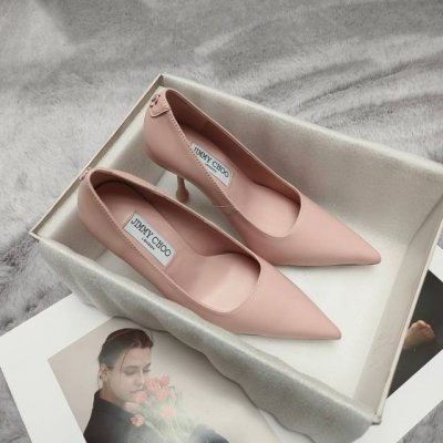 jimmy Choo 吉米周春夏新款简约尖头Jc扣饰水滴跟高跟单鞋完美的线条，简约大气上脚显气质粗跟舒适百搭，还能拉长双腿显高显瘦显腿长，Jc最擅长的女生甜美，