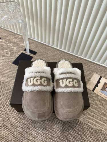 Ugg 刺绣logo圆头鞋 一眼就上头的款式 胖胖的方圆头鞋 加上羊毛边边logo 憨憨的可爱，秋冬穿搭必备单品光鞋身很轻巧，不论是居家还是出街都很可 码数：3