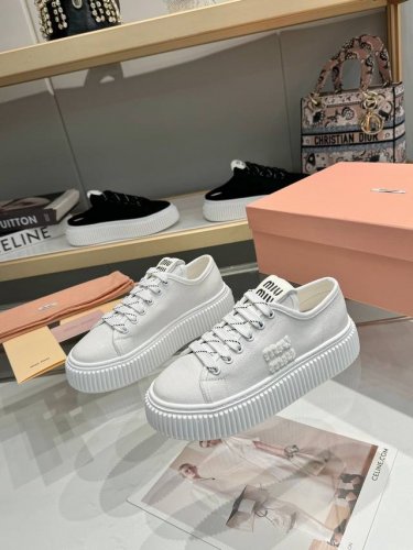 橙子出厂价p miumiu 缪缪 最新款 厚底饼干鞋 休闲鞋 帆布鞋 单鞋款 原版购入开发 做货 隽永丹宁汲取迷人Miu Miu风格 造就新款运动鞋 鞋舌丝网印