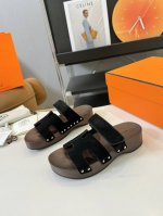 Hermès 爱马仕经典凉拖 极约复古的设计 浓厚的异域风情时髦感十足、随便上脚都很有腔调简简单单的款式随便搭配一下高级感就很棒百搭的颜色流畅的线条很难不爱！面