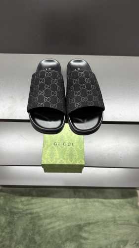 g家 新款 男码39～45， 46.订做 这款拖鞋采用 Gg 聚酯纤维制成，正面饰有 Gucci 标签，为款式增添了醒目的徽标感。 “Gucci Made In