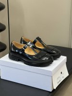 Margiela .MM6竟然出这么乖的 Tabi 玛丽珍这季出的厚底玛丽珍 Tabi比经典款更加的复古可爱些4公分的厚底显腿细 腿长是肯定的啦！再搭配小筒袜就