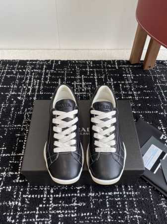 代购级 Prada 普拉达 25Ss 春夏新款 德训鞋 休闲鞋 精工制造，缝线均匀，皮质质感一览无余，多色拼接，时尚大方，柔软舒适透气，外侧饰有Prada字母徽 - 点击图像关闭