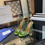 Aquazzura 菠萝2024 春夏新品高跟凉鞋。满满的钻，超闪 精致女人必备款太性感了吧！超级显气质的一款。 松紧套脚一字踝带高跟，简洁别致造型，高挑的鞋身