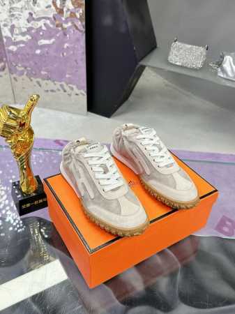 HermèS 爱马仕新款 复古时尚阿甘德训鞋 拼色设计少女风 复古时尚 简约高级 随意搭配 上脚非常轻便舒适 鞋面 麂皮 牛皮 内里 牛皮 大底 原版Tr成型大 - 点击图像关闭