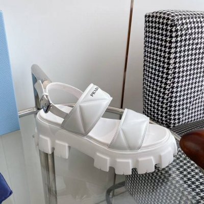 直销 女鞋 女装 p直销prada普拉达23春夏轮胎锯齿松糕厚底凉鞋！ 复古时髦前卫的轮齿70Mm 厚底鞋底搭配简约鞋面，让整双鞋轻便舒适 鲜艳色彩 满足不同风