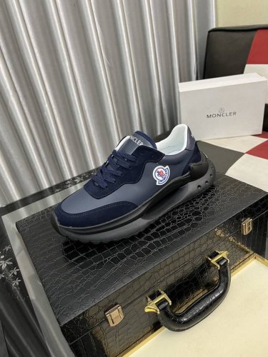 出厂价Pp： Moncler 蒙口 低帮休闲鞋 正码码数: 38-46 商品材料：鞋面进口磨砂皮拼接布料，透气内里，原版大底。5色可选