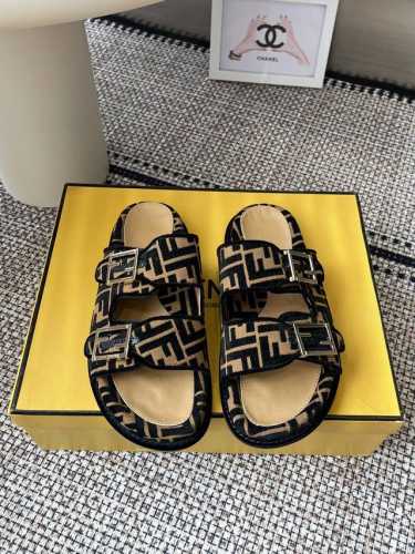 FENDI 情侣新款魔术贴拖鞋 整双鞋子采购Zp开发打造，全部定制材料，独家开模大底，细节全部对版出货，连包装也做到跟正品一样。码数：35-45 45订做不退不