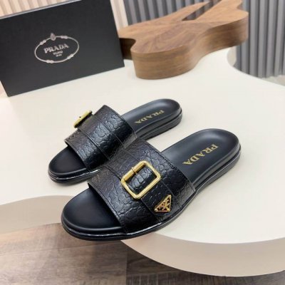 prada 普拉达 新款男士柔软羊皮凉鞋拖鞋 这款极简运动风拖鞋采用羊皮鞋面打造 涂珐琅金属三角形徽标饰于鞋面 诠释品牌格调 摩登气息十足 尽显绅士品格 一字鞋