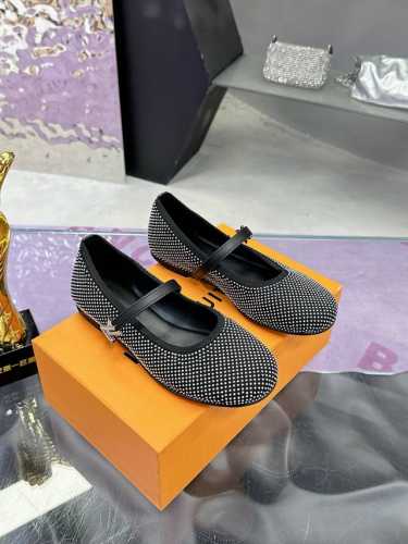 工厂p价p： Louis Vuitton 路易威登春夏 单鞋系列 联名玛丽珍时装平底鞋 春夏秀场出镜率最高的一款单品 超多名模上脚 简约大方非常百搭 鞋面：采用