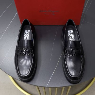 出厂价p 品牌：菲拉格慕Ferragamo 尺码：38-44 45可定制 等级： 专柜经典款 材料： 原版软牛皮鞋面 舒适羊皮内里 原版橡胶耐磨轻便柔软大底 款