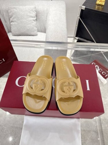 情侣款 Gucci 情侣款扣式双G拖鞋 这款运动鞋以标志性Gg帆布匠心打造，将典藏设计与现代美学巧妙糅于一体。大胆前卫的廓形配以“Gucci”印花压纹橡胶鞋底，
