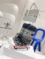 Dior 迪奥 D家 22 秋冬最新王炸款 滑雪靴 21*冬季 D家火爆雪地靴胖墩墩的 好看可爱到爆炸 →_→来自 DiorAlps 限定系列，别具一格。闪亮尼