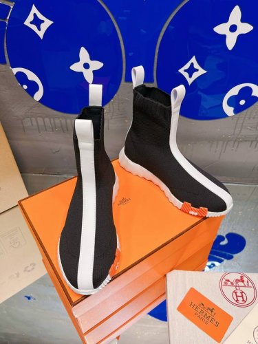 工厂价: 情侣款 品牌：Hermes -Hermes- H H ERMèS爱马仕市面顶级版本 专柜断货王，红薯上的安利款，休闲袜子鞋，鞋头鞋尾侧边都有H字母图案