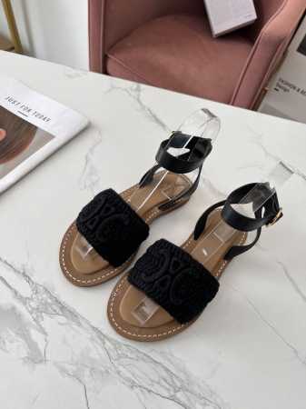 celine 赛琳 春夏新品半拖鞋鞋面采用原版纯手工缝制，搭配原版五金扣饰，油边工艺，大底下层原版生胶上层真皮底组合，质感非凡上脚超级好看 码数35-41 41 - 点击图像关闭