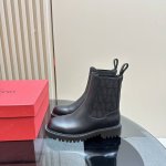 Valentin* 华伦天奴新款 秋冬百搭素面靴上新 三个款型全新的诠释方式首发！最新百搭长短靴众多明星同款！时尚度爆棚～ 鞋面： 原版定制丝绸牛皮 内里：原版