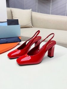 PRADA 普拉达 2025早春新款粗跟方头凉鞋单鞋简单的设计大概就是它最让人喜欢亮点，不是烂大街的那种 很有自己的品牌个性 单鞋出厂价 凉鞋250 _____