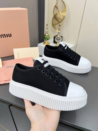 实价不让利 ！缪缪 Miumiu2025春夏时尚新品，厚底轻便增高小白鞋体现了Miu Miu 的大胆特色，尽展女士魅力，简约线条 ，别致徽标饰于鞋舌点缀，现代风