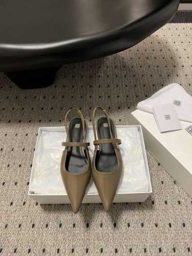 Toteme 24 slingback 平底尖头单鞋 简单利落的设计很适合日常穿着，尖头很有气场，后空设计不磨脚后跟，脚背袢带穿的更稳不掉脚，既高级又实用的款