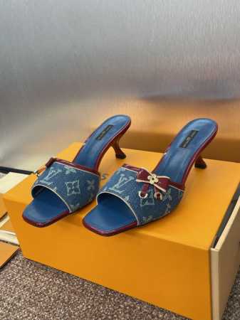 louis Vuitton 2025春夏新款猫跟蝴蝶结果冻色女鞋 Lv 字母Logo五金扣方头拼色凉拖鞋 材质 鞋面进口环保透气老花皮+水染羊皮内里+意大利真皮 - 点击图像关闭