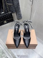 出厂 Miumiu缪缪25春夏新款复古高跟鱼嘴凉鞋！春夏清新配色曲线优美，小猫跟后空凉鞋 日常穿搭都很搭鞋边有专属标识性Logo格调，上脚尽显优雅魅力！ 鞋面采
