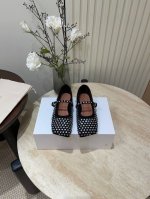 Amina muaddi 小众潮牌 25ss早春新款 水钻缀饰 芭蕾平底鞋满满的少女风、既摩登又复古的味道！非常的简约大气 不管是半身裙、连衣裙还是牛仔裤，它都