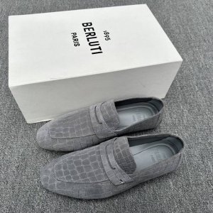 berluti 布鲁提 Lorenzo Drive Scritto图纹Camoscio超软鹿皮乐福鞋 这款休乐福鞋以驾车鞋为灵感，采用超柔软透气的鹿皮革打造，压