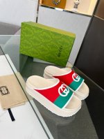 实价 gucci古驰 春夏最新爆款凉鞋松糕厚底拖鞋系列 欧式风格 上脚非常完美,穿搭上配此鞋 优雅大方 晶莹剔透 不同材质 肌理的表现 极具浓厚的艺术气息 面料