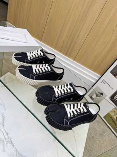 maison Margiela 分趾鞋猪蹄羊蹄饼干帆布鞋 原版购入开发 面料采用进口帆布 垫脚采用山羊皮 原版开发大底 颜色有 黑色 白色 码数 女款35-40