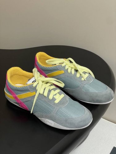 Miu Miu 25Ss 缪缪春夏新款 走秀款运动鞋系带网面休闲鞋 复古德训鞋 秀场工艺来自Miu Miu系列的细节特写 新季的潮流要素一 这款芭蕾平底鞋选用科