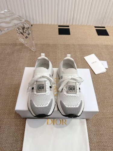 Dior Run'n'dior 运动鞋 这款 Run'n'dior 运动鞋是二零二五秋季系列新品 以优雅时尚的造型重新演绎运动风格 鞋面采用白色和黑色网眼织物精