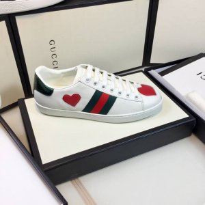 橙子出厂价p gucci 古驰 经典爆款 小蜜蜂小白鞋 百搭休闲鞋板鞋 情侣款 码数 34-45