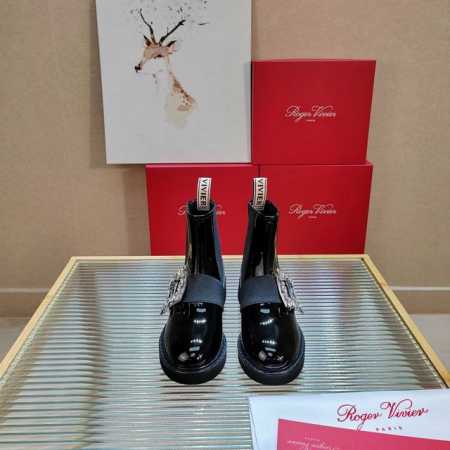 RV Roger vivier 经典钻扣 方扣漆皮短靴 切尔西靴 众多明星上脚，无论搭配裙装裤装休闲不失优雅，今年秋冬必买短靴之一，穿上少女心爆棚。 码 - 点击图像关闭