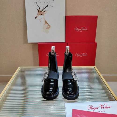 RV Roger vivier 经典钻扣 方扣漆皮短靴 切尔西靴 众多明星上脚，无论搭配裙装裤装休闲不失优雅，今年秋冬必买短靴之一，穿上少女心爆棚。 码