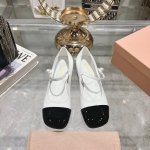 出厂 顶级品质miumiu缪缪25春夏走秀新款new arrival～拼色粗跟圆头玛丽珍珍珠一字扣带单鞋！金属miu缪logo饰以点缀，细节质感满满～复古时髦～