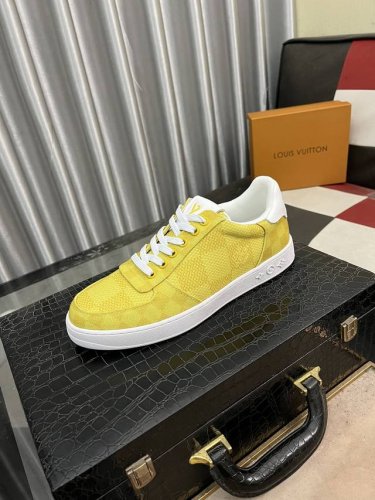 LV 新款男士休闲鞋，全球限量款鞋面采用原版皮料LOGO鞋面顶级做工 ！内里垫脚:纯进口羊皮内里 系带板鞋舒适透气 奢华尊贵 ！码数：38-444色可选