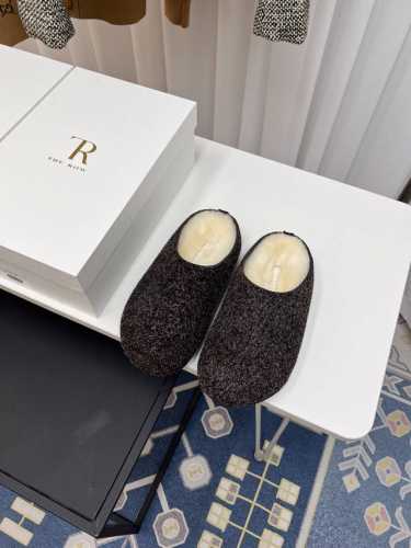 高品质出厂 The Row 24ss 秋冬新款复古大头包头拖 勃肯羊毛拖 第一眼看到这个鞋子感觉不起眼，没有过多的装饰很简单 但带有点复古味呆萌可爱随意搭配都好