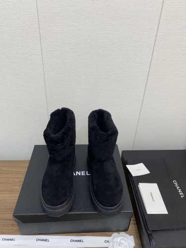 chanel 毛毛鞋 毛靴 秋冬季必备单品！！ 香奈儿秋冬皮毛一体 保暖抗冷必备 小红书力推款，怎么搭配都好看，时髦精必备，香奈儿女士钟爱简约又难以抗拒系搭配展