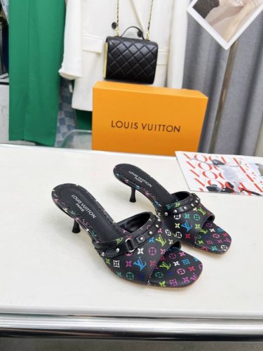 橙子出厂价p louis Vuitton 路易威登 春夏新款 Lv丹宁牛仔布小猫跟拖鞋 高跟拖 露趾细跟凉拖 夏季女神们的夏季必备款 原版复刻 脚感超舒适 尽显