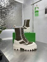 Bottega V 最新马丁靴 情侣款系列 男款10 米白底配橄榄绿 男女款 延续品牌标志性的夸张重底设计 开启新一轮的爆款 原版开发 版型到位 鞋头圆润饱满