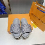 Louis Vuitton 路易威登 LV魔术贴拖鞋 凉拖 情侣款 浮雕logo 压花 柔软加垫鞋面搭配可调节魔术贴 舒适韧性鞋垫再添和谐色彩 码数：3