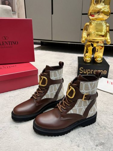 Valentino 华伦天奴秋冬新款女靴 顶级版本 上脚舒适百搭显瘦 高品质材质 原版大v扣 原版帆布不是市面上普通布料 鞋面全部采用高档头层粒面牛皮 进口牛里