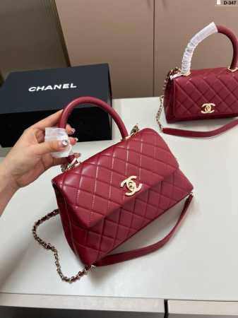 大 Chanel香奈儿Coco Handle可以放日常出行的大部分必需品，里面还有一个隔层,装手机，粉饼，口红，纸巾和钥匙等是比较容易的。D-347尺寸20×1 - 点击图像关闭