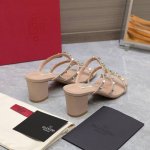 valentino25Ss专柜新品绿松石 铆钉凉鞋平底 粗跟 网红街拍都爱搭配的腔调单品哦~ 跟着时尚达人的步伐来走准没错 搭配上简单或时尚款的衣服穿 鞋面镂空