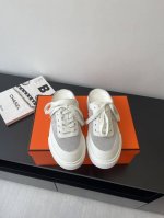 Hermes 爱马仕 H系带新品 一脚蹬 半拖鞋 工艺极致 同步专柜上新.鞋子的每一个细节都特别用心 相当惹眼 雅致的拼接元素 凸显不俗的气质！ 时尚飞织系带方
