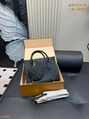 Lv 限定 Onthego妈咪袋 性价比之王这是一款超赞的包型，灵感来自于恶搞Lv的街头品牌，曾经的曾经，Louis Vil Litton永远不会走下神坛，1: