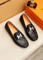 商品商标：Hermes 爱马仕 豆豆鞋 正码码数: 38-44 45，46订制 商品材料：精选 进口头层小牛皮压花鞋面+经典五金扣，进口猪皮内里。强烈立体视觉效