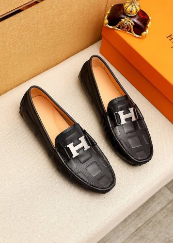 商品商标：Hermes 爱马仕 豆豆鞋 正码码数: 38-44 45，46订制 商品材料：精选 进口头层小牛皮压花鞋面+经典五金扣，进口猪皮内里。强烈立体视觉效