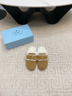 出厂 最新系列！Prada 普拉达2024秋冬季新款毛拖鞋 三角扣面包包头半拖鞋 最新走秀系列 经典升级 舒适度与时髦度并存 每个颜色搭配都好看，设计搭配不同风