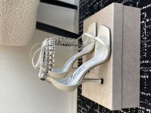 代购级 早春水晶钻扣凉鞋Jimmy Choo 周仰杰25春夏系列 重逢惊艳 优雅邂逅 碰撞之美 时尚国外博主同款街拍推荐 造型大胆别致 小羊皮鞋面 搭配钻扣 时